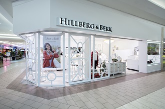 Façade blanche de la bijouterie Hillberg & Berk avec des vitrines ornées de treillis décoratifs.